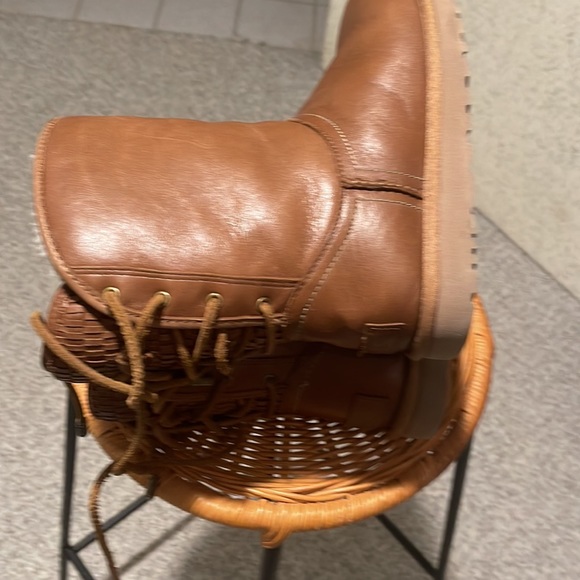 UGGs short boots - Picture 3 of 5